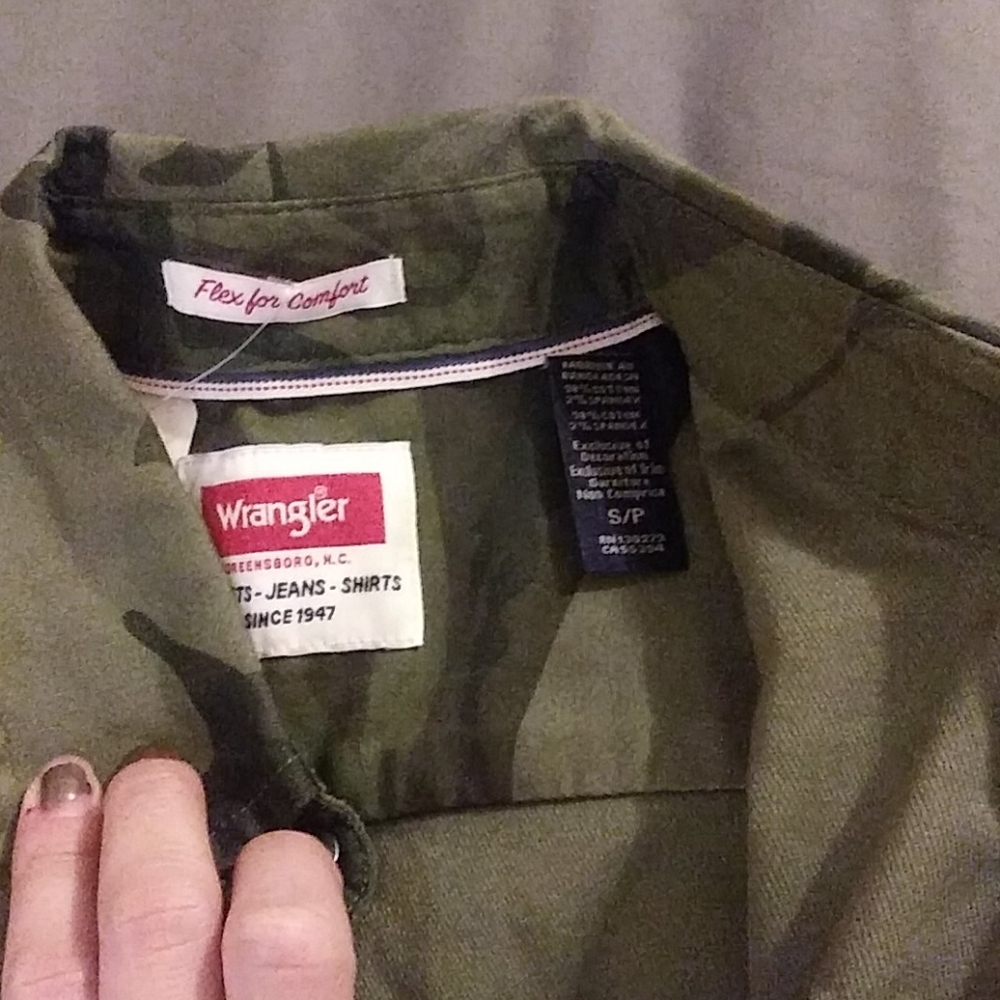 NWOT Mens camo shirt - Picture 2 of 3